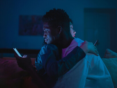 Las apps que ofrecen vínculos con inteligencias artificiales crean la ilusión de intimidad, pero reemplazan el contacto humano por simulaciones emocionales