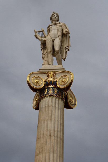 Estatua de Apolo por Leonidas Drosis, emplazada sobre una columna frente a la Academia de Atenas, Grecia