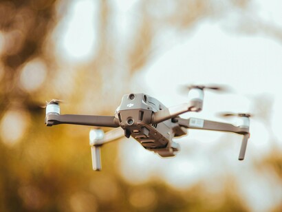 Vídeos gravados por drones durante ataques são frequentemente divulgados em redes sociais com o objetivo de propaganda, demonstrando poder e desestabilizando a moral de populações e exércitos adversários. Essa dimensão psicológica do uso de drones é tão destrutiva quanto a física, pois amplia a sensação de vulnerabilidade da sociedade