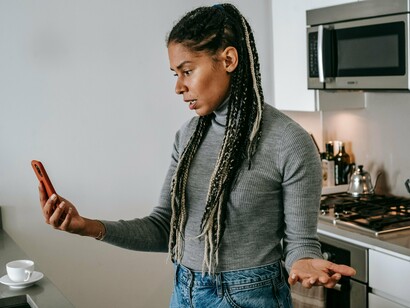 O desejo de sair de casa dos pais bateu forte.
Querias o cheiro da liberdade, mas o único cheiro que encontraste foi o da humidade em apartamentos que custam dois salários mínimos
