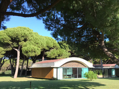 Un edificio racionalista situado en el paraje natural de la Ricarda, en el municipio de El Prat de Llobregat, muy cerca del aeropuerto internacional de Barcelona. Antoni Bonet Castellana, arquitecto (1949 - 1963). El Prat de Llobregat. La Ricarda (Casa Gomis), El Prat de Llobregat, España
