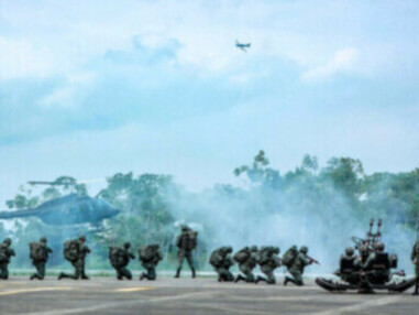 Des soldats s'entraînant au combat, illustrant la rigueur de leur entraînement pour se préparer aux défis à venir et leur engagement à servir leur pays
