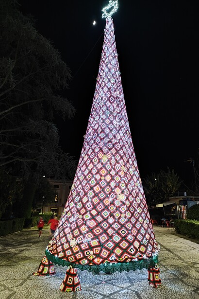 Árbol de Navidad en el Paseo de Valencia de Alcántara realizado con "granny squares" de ganchillo, 2023, España