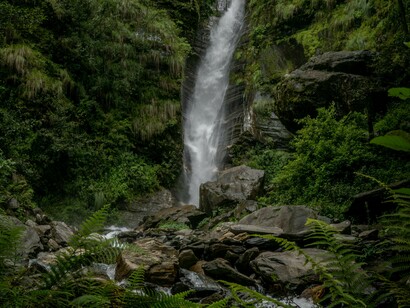 Em uma das cerimônias, tive uma visão que me marcou profundamente. Vi uma menina negra, de cerca de seis anos, que se aproximou e pediu um abraço. Dias depois, conversando com meu filho — então com oito anos — ele me disse que sua linguagem de amor era o toque: carinho, colo, afeto. Fiquei em silêncio. Eu, que sempre vi o toque como invasivo, percebi que estava negando a ele algo essencial. Desde então, venho reconstruindo essa ponte, e hoje nossos abraços são parte da nossa cura