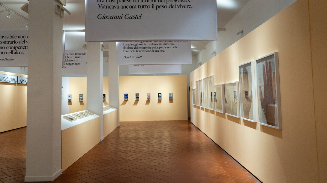 Artisti vari, Scrittura obliqua – Fotografia e poesia, vista dell’esposizione. Cortesia del Museo di Fotografia Contemporanea