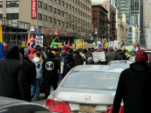 Manifestantes se reúnen en Times Square contra la invasión de Venezuela y el secuestro de Nicolás Maduro por parte de EE.UU., enero de 2026