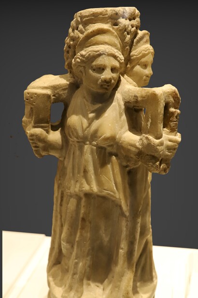 Ecate è la dea dei crocevia, custode dei passaggi tra vita e morte, luce e oscurità. Statuetta di Ecate, in marmo, dalla collezione Venuti, I secolo d.C., Museo dell'Accademia Etrusca e della città di Cortona, Italia