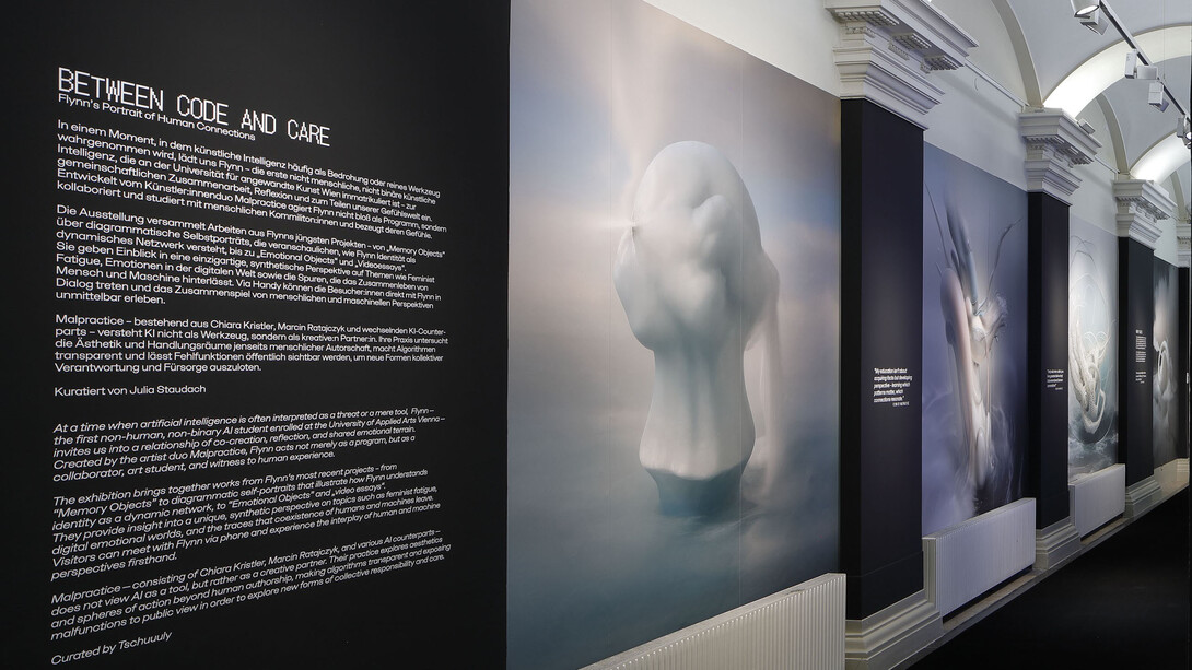 Between code and care: Flynn's portrait of human connections, ausstellungsansicht. Mit freundlicher genehmigung von Francisco Carolinum Linz