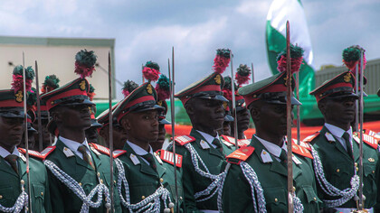 Soldats nigérians défilant lors d’une parade militaire au Nigéria, illustration des forces armées nationales dans un contexte sécuritaire marqué par des enjeux régionaux et internationaux