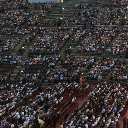Tra la folla, il silenzio si fece improvvisamente profondo, come se ognuno cercasse di afferrare il senso di quel momento