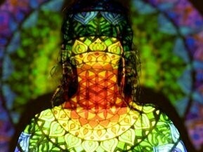 Sob o olhar da comunicação e da semiótica, o Sagrado Feminino não é apenas um conceito abstrato, mas um conjunto de signos, símbolos e práticas que constroem sentidos culturais sobre o feminino e seu papel na ordem social e cósmica. Esse sistema semiótico se manifesta em mitos, rituais, linguagem, arte e corpo — todos veiculando mensagens sobre identidade, poder e espiritualidade