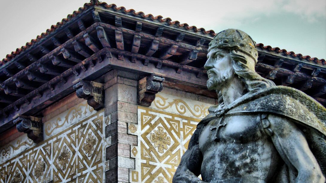 Don Pelayo fue el primer monarca del reino de Asturias, que rigió hasta su muerte en 737. Su origen es controvertido y según la leyenda fue un noble visigodo. Don Pelayo, 1918, Cangas de Onís (Asturias), España