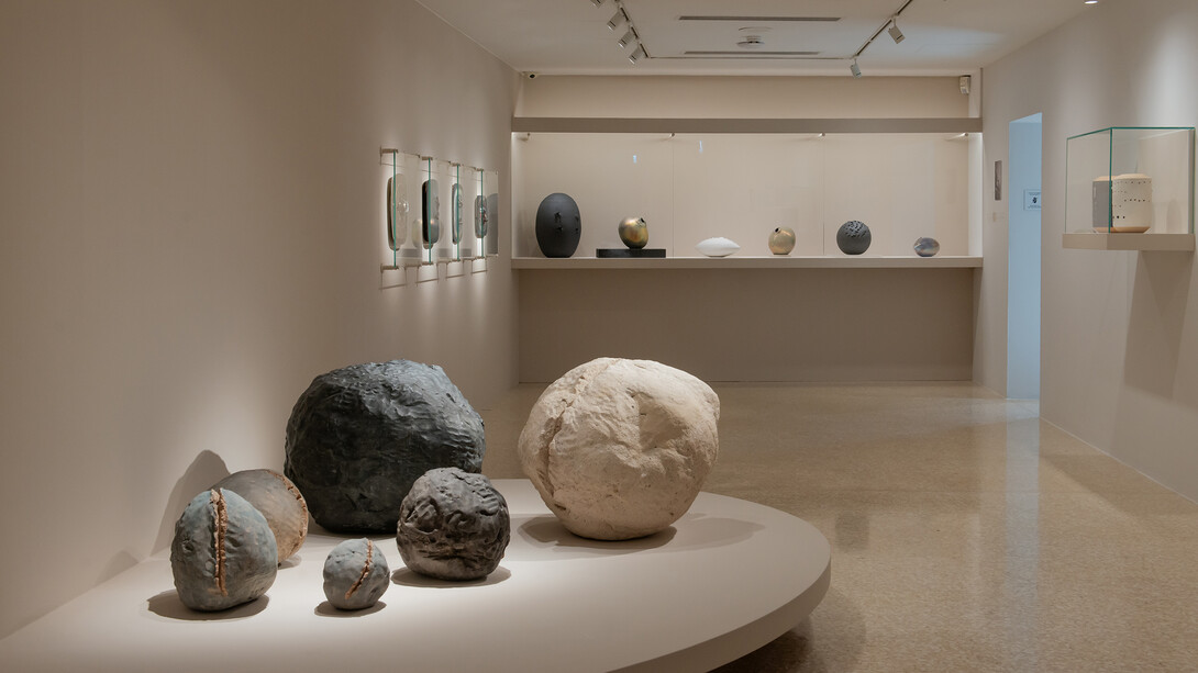 Mani-fattura: le ceramiche di Lucio Fontana, veduta della mostra. Per gentile concessione della Collezione Peggy Guggenheim