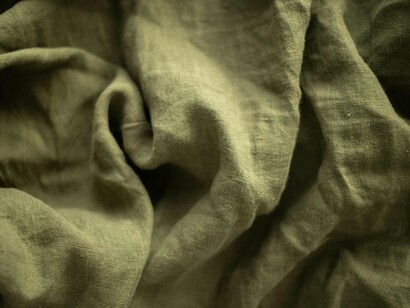 Durante décadas, a indústria da moda foi construída com base num modelo linear de produção e consumo: produzir em grande escala, vender rapidamente, consumir de forma impulsiva e descartar sem responsabilidade. Este sistema contribuiu para níveis elevados de poluição, desperdício têxtil e exploração laboral, sobretudo em países com legislação frágil. Em 2026, este modelo é amplamente reconhecido como insustentável. O consumidor está mais informado, mais exigente e menos disposto a compactuar com práticas opacas ou incoerentes