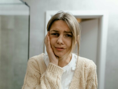 E o problema não é apenas por estranhos, mas a culpabilização da vítima por meio de familiares, conhecidos e amigos faz com que a pessoa se sinta cada vez mais retraída e com a visão limitada de que ela própria que não sabe escolher mesmo, quando na realidade o problema é muito maior, a escala não é restrita e de que a sociedade e as pessoas têm grande culpa por esses homens agirem como agem
