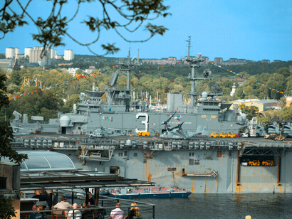 Le complexe militaro-industriel transforme la mer en marché, chaque navire devient le produit d’une économie de la peur
