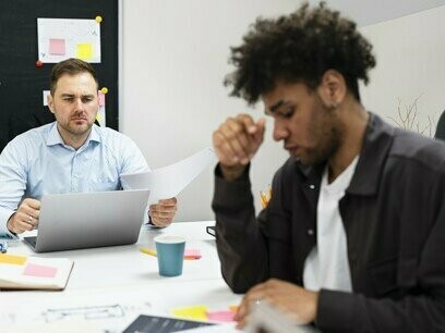 Homem negro vítima de racismo no ambiente de trabalho. Para você, pessoa leitora, entender melhor, vou contextualizar: Eu sou uma mulher negra de pele clara (parda, conforme classificação do IBGE) e 40+. Esses marcadores definem os meus acessos na sociedade, principalmente no mercado de trabalho