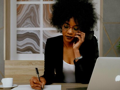 Empreendedora trabalhando. A primeira coisa é começar! Você pode fazer mil planos e ter as melhores ideias, nada disso importa se você não tirar os sonhos do papel e começar a literalmente, fazer. Então, apenas comece!