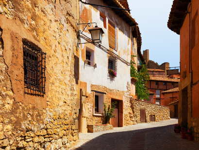 Entre portones gastados y paredes recién pintadas, cada esquina parecía ofrecer una pista y al mismo tiempo borrar otra