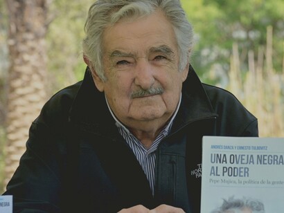 Pepe Muljica lança seu livro na Cidade do México, 2016. Em tempo, começar este pequeno texto me referindo ao ato de chegar e partir foi a forma escolhida por mim para homenagear aquele que talvez tenha sido o maior dos uruguaios em todos os tempos, José Alberto Mujica Cordano. Ele que, com a sutileza de sua força, resistiu a tudo e a todos que, de várias maneiras estúpidas, tentaram calar a sua voz. Pepe não se calou, e nunca se calará; ele voltou para casa e ainda estendeu a sua mão aos algozes dizendo: obrigado por ajudar a propagar meu grito. O grito que não é só meu, é meu e do povo encantado de toda a nossa América Latina…