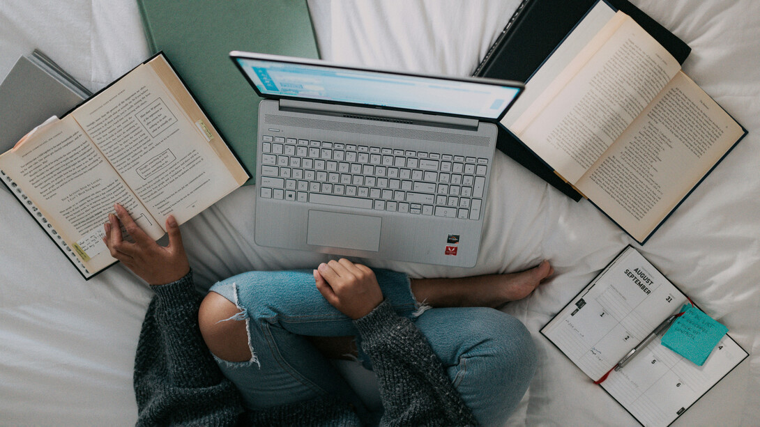 La inteligencia artificial ha dejado de ser una promesa del futuro para convertirse en una presencia activa que redefine nuestra forma de pensar, trabajar y aprender