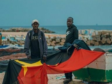 Homens em praia de Luanda, na Angola. Claro que derrubei alguns kambas com jogo de corpo e dribles. Após duas ou três partidas de futebol (claro que ganhei), morrendo de sede, água potável nessa época (2006 - 2008) existia apenas em galões importados, avistei dois carrinhos de picolés, lá eles chamam de carrinha de gelado