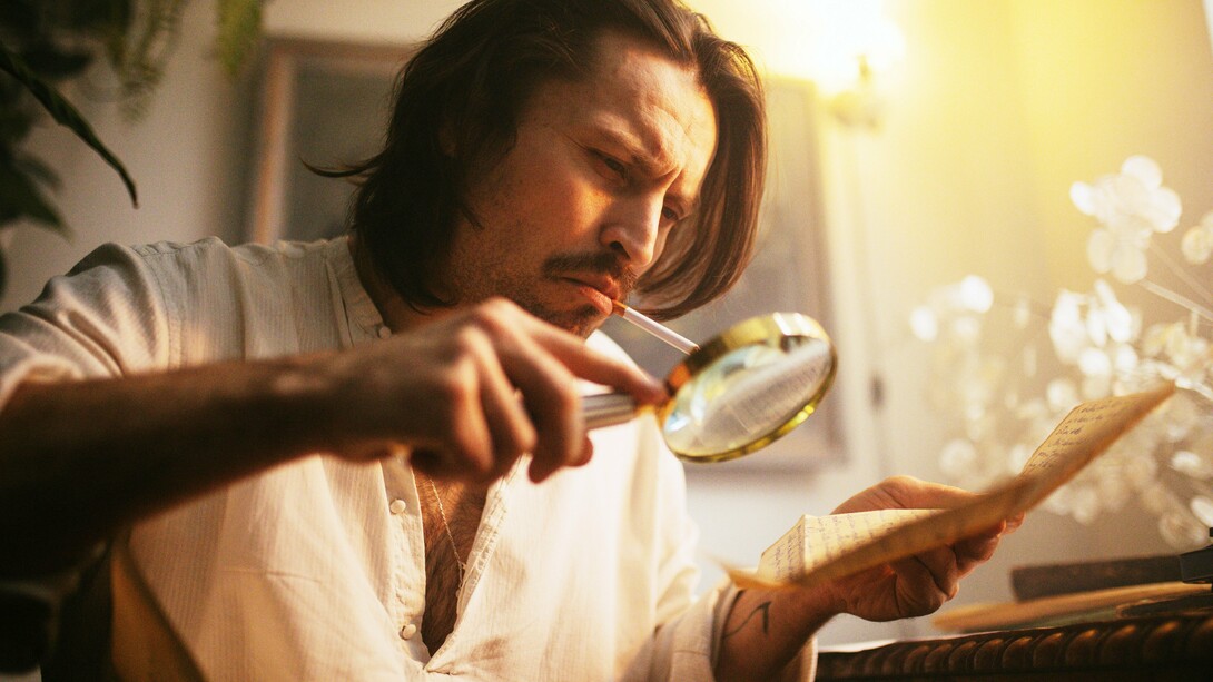 O historiador não é apenas um “caçador rústico” que recolhe qualquer vestígio; ele precisa compreender o significado desses rastros e devolvê-los ao leitor de forma inteligível e significativa. “Farejar” representa o rigor investigativo, a atenção ao detalhe e ao indício; “tocar” representa a delicadeza interpretativa e a responsabilidade de não deformar ou aprisionar o sentido histórico ao transmiti-lo. Assim, Bloch sugere que a boa história é fruto de uma alquimia entre a exatidão do pesquisador e a sensibilidade do narrador