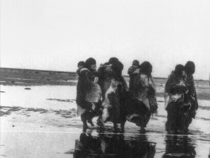 Los selknam, más conocidos como onas, son un pueblo indígena americano, hoy mestizado, de la Isla Grande de Tierra del Fuego, llamada por ellos Karukinká. 1930. Chile y Argentina