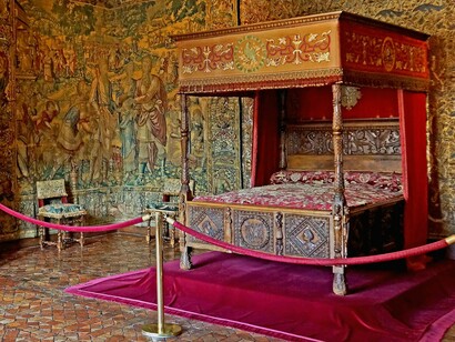 Quarto de Catherine de Médici. Somente os colecionadores compreendem o sentimento de observar uma moeda da Roma Antiga, um brinquedo dos anos 1920, um item de raro valor. No fim das contas, colecionar é contar histórias — sejam elas pessoais, culturais ou universais