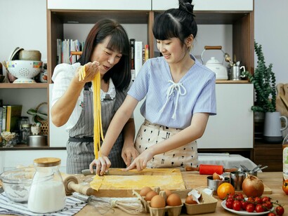 A relação entre comida e arte revela uma dimensão rica e multifacetada da experiência humana. Desde os primórdios da representação visual até o cinema contemporâneo, a comida transcende o simples ato de sustento para se tornar um meio de expressão cultural, emocional e sensorial