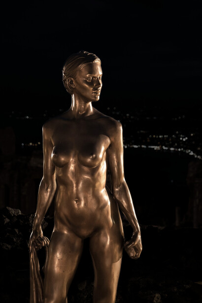 Through marble and bronze, Gesti Scolpiti at the Teatro Antico di Taormina in Taormina, Italy stages a powerful encounter between classical space and contemporary sculptural thought