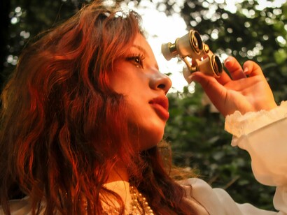 E lá fomos. Admirando de nariz no ar os “ olhos de vidro” magníficos nos telhados do belo Porto histórico. A luz e a cor em harmonia tal como o andar leve do meu par, que mais parece dançar nos passeios da nobre cidade. Contamos 15 clarabóias; 15 labaredas poéticas no coração da cidade invicta