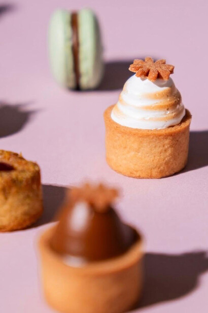 En manos de quien los recibe, sus postres despiertan un pequeño relato: primero se miran, luego se huelen y finalmente revelan su historia al probarlos