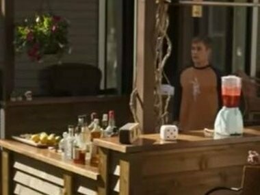 Cena do filme. Com a grande popularidade e boas críticas o filme ganha sequências que não necessariamente seguem uma cronologia uns com os outros, apesar de sempre citarem o tal garoto que teria previsto o acidente do voo 180