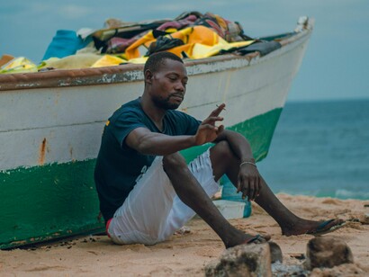 Homem em praia de Luanda, na Angola. Luciano Capitão Bom Ano, chefe de Logística da empresa, que para a tristeza da família e do povo angolano faleceu num acidente de carro. Ele lutou pela liberdade de Angola desde os 10 anos na Guerra Civil, tinha arsenal dentro de casa que daria para ele sozinho enfrentar um pelotão