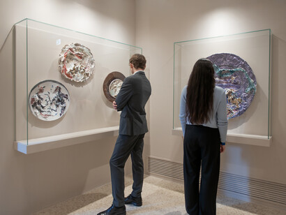 Mani-fattura: le ceramiche di Lucio Fontana, veduta della mostra. Per gentile concessione della Collezione Peggy Guggenheim