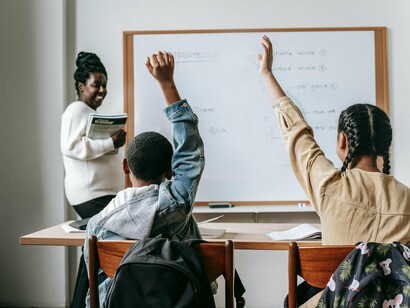 O peso da burocracia é, talvez, o aspeto mais visível e desgastante. A digitalização, que prometia simplificar processos e reduzir o consumo de papel, acabou por ter o efeito perverso de multiplicar as tarefas. Hoje, um professor não se limita a dar a sua aula e a registar o sumário. Vivemos na era do "preencher para provar que se fez"