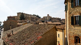Dal forte fascino medievale e dalla bellezza degli edifici storici, il borgo di Montone (Umbria, Italia), ha conquistato il mercato immobiliare internazionale