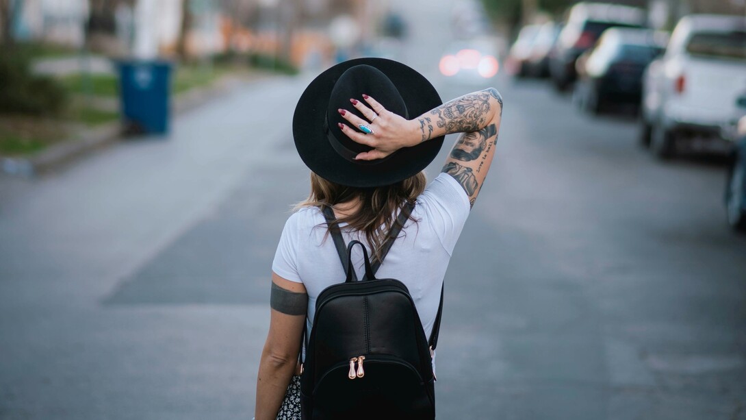 La sua figura era sempre accompagnata da un senso di ordine impeccabile, come se nulla fosse mai fuori posto