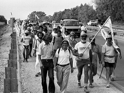 Tenemos que actuar como lo que Antonio Gramsci llamó ‘intelectuales orgánicos’, es decir, intelectuales cuyo trabajo esté directamente relacionado con la lucha popular. El movimiento Paz Ahora (Shalom Achshav) organizó una marcha de protesta contra la política gubernamental en Poleg, 1983, Israel