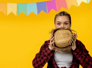 Apesar das poucas diferenças, são vistas muitas semelhanças. Podemos citar as milhares de fogueiras espalhadas por ambas as regiões, podemos citar os alegres arraiás de ambas as festas e o uso de música típica bastante próxima em ritmos e batidas musicais