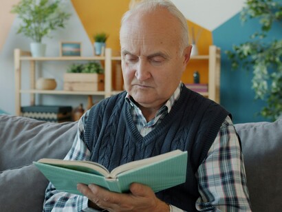 La stimolazione cognitiva è un intervento non farmacologico che aiuta a mantenere e potenziare le funzioni cognitive residue nelle persone con demenza e Alzheimer