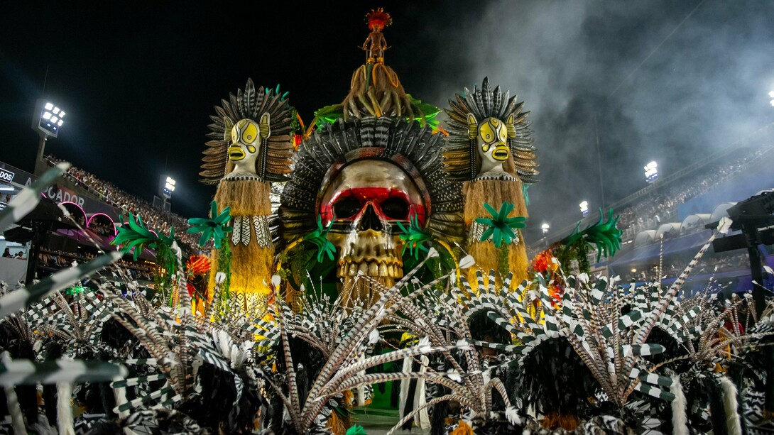 Desfile da Escola Paraíso do Tuiuti, Rio Carnaval 2025,fotografia de Eduardo Hollanda. O enredo, "Quem tem medo de Xica Manicongo?", foi um chamado para revisitar o Brasil colônia e encarar uma figura que desafia os limites impostos pela sociedade até hoje: Xica Manicongo, a primeira travesti negra registrada no Brasil. Mas quem foi Xica? E por que seu nome ainda causa inquietação?
