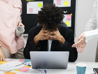 Homem negro vítima de racismo no ambiente de trabalho. Em 2021, eu passei por um episódio de racismo no ambiente de trabalho, por conta das tranças. Desde, 2020, eu desenhei a minha transição de jornada, para a área de Diversidade, Equidade, Inclusão e Pertencimento e fui compreendendo, que o “meu caso”, não era um caso isolado, principalmente no mercado de trabalho