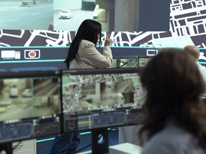 Questa immagine si collega al tema dello Stato della sorveglianza , che richiede di distorcere ogni forma d'informazione al fine di giustificare misure liberticide per le masse popolari