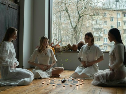 O Sagrado Feminino é, hoje, um campo fértil de reencontro. Ele não busca substituir o masculino, mas equilibrá-lo. Não é uma divinização da mulher biológica, mas uma reconexão com potências arquetípicas esquecidas. Em tempos de aceleração, violência estrutural e perda de sentido, o retorno da Deusa em suas múltiplas faces representa a possibilidade de um mundo mais integrado, radicalmente interdependente e profundamente simbólico