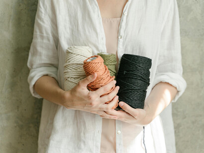 El crochet dejó de ser solo una técnica artesanal para convertirse en un refugio donde cada puntada tejía paciencia, silencio y escucha interior