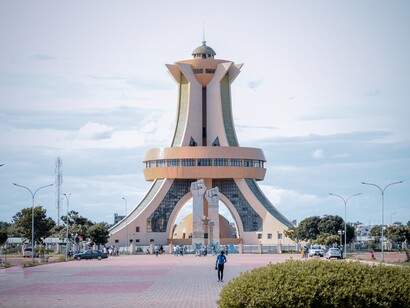 Il governo ha promosso una riforma simbolica nel sistema giudiziario, sostituendo le toghe nere di origine francese con abiti tradizionali in cotone locale, noti come faso dan fani, per sottolineare l'identità nazionale e ridurre l'influenza coloniale. Memoriale agli Eroi Nazionali, Ouagandougou, Burkina Faso
