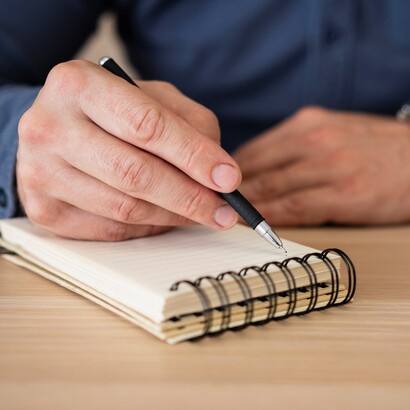 Premiato per la sua intensità interpretativa, Verdastro dimostra che l’attore non solo recita, ma diventa motore di un universo scenico che vibra e trasforma lo spazio