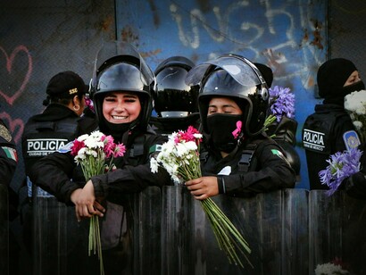 Hoje assiste-se por todo lado a uma polícia fragilizada e que desmerece o respeito do cidadão por conta da sua má atuação. Mais do que alimentar os esquemas de corrupção na seleção dos futuros agentes da polícia, há uma necessidade de olhar para a questão da imponência e segurança quando se está diante de uma autoridade, e não essas crianças que até dão pena vê-las uniformizadas carregando uma arma AK47 que pesa mais do que o próprio salário, e sem nenhum conhecimento das normas e formas de abordagem ao cidadão da via pública